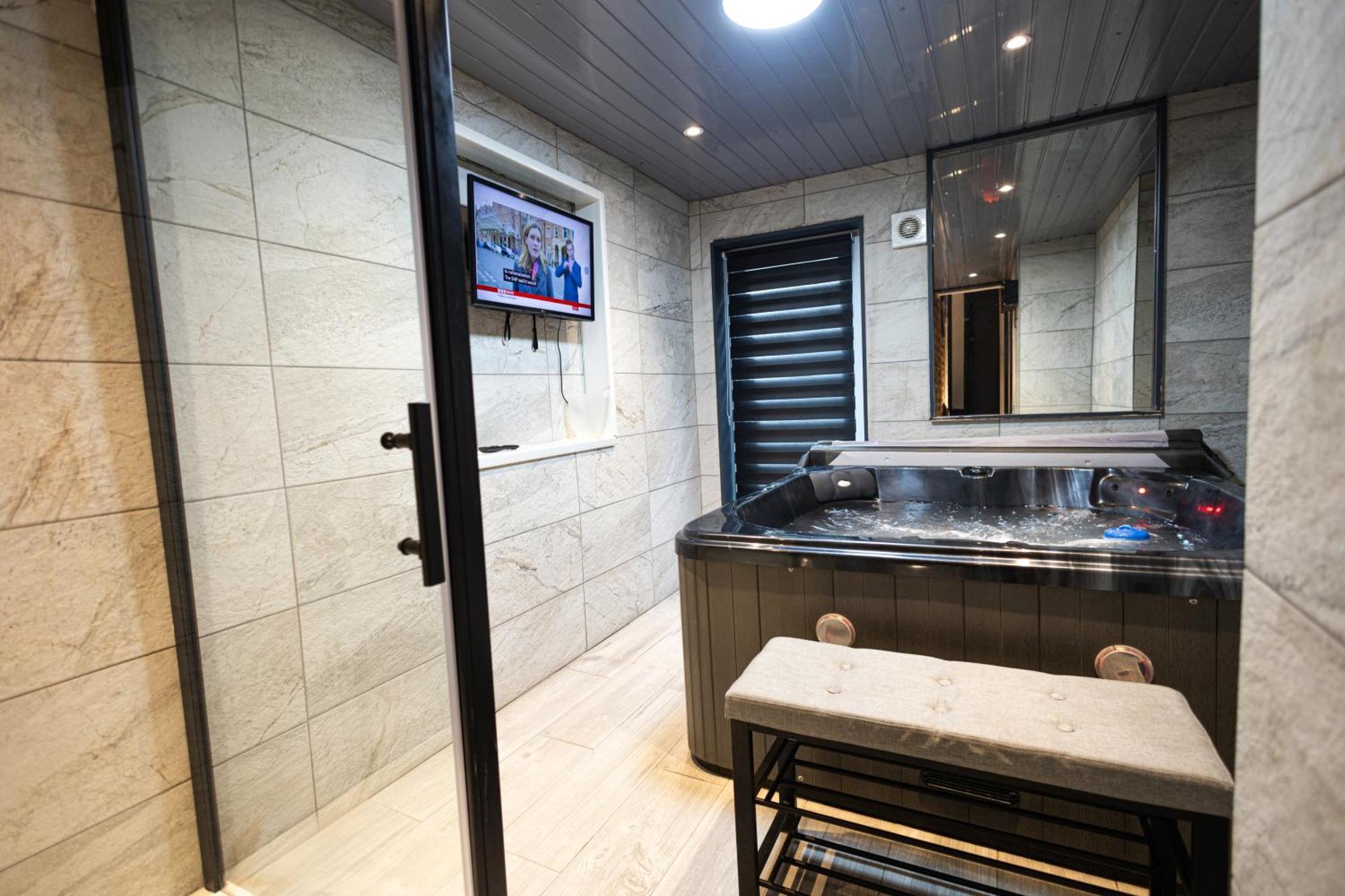 Elegant 1Bedroom Flat With Jacuzzi In A Prime Location Λονδίνο Εξωτερικό φωτογραφία