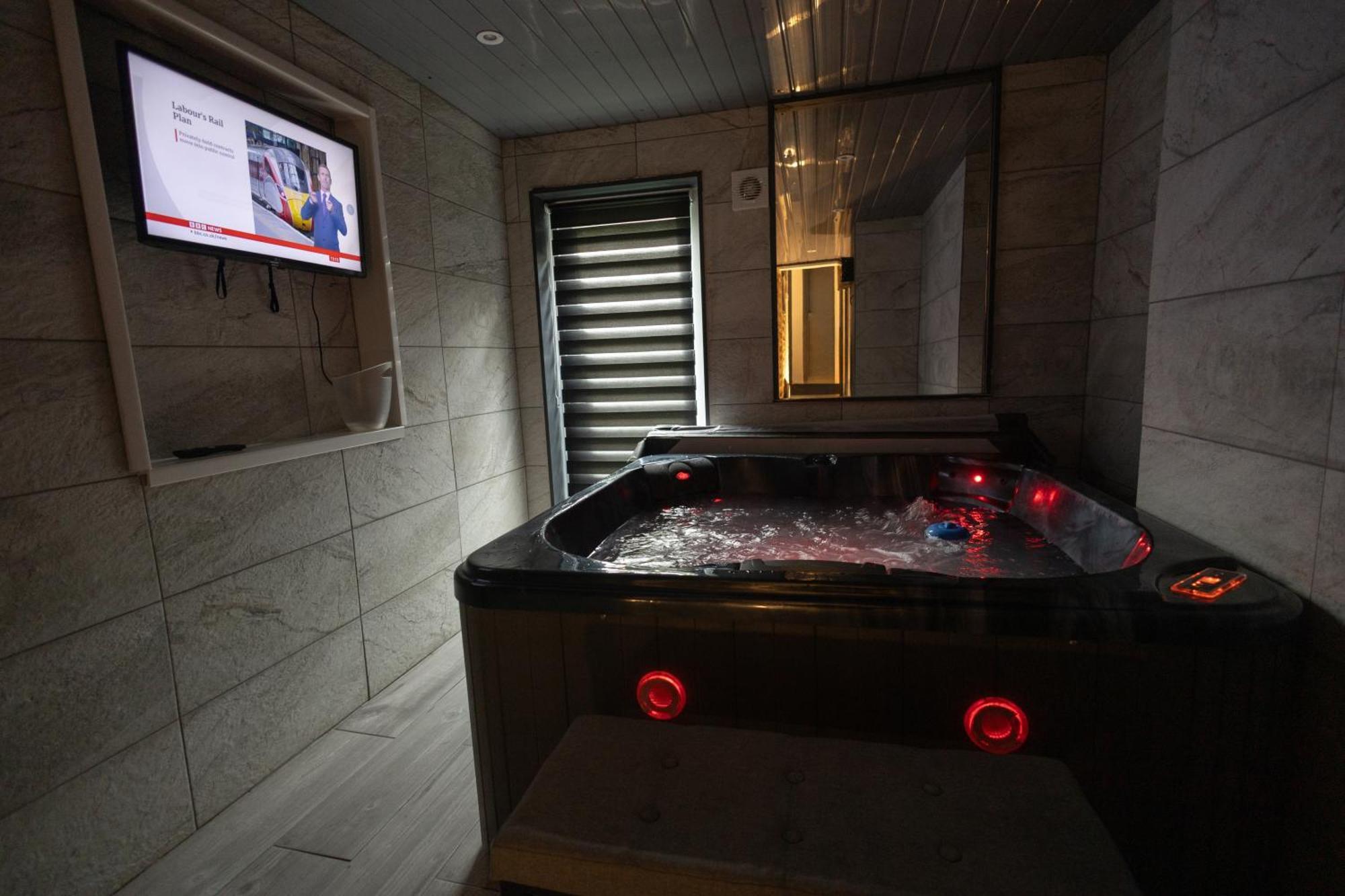 Elegant 1Bedroom Flat With Jacuzzi In A Prime Location Λονδίνο Εξωτερικό φωτογραφία